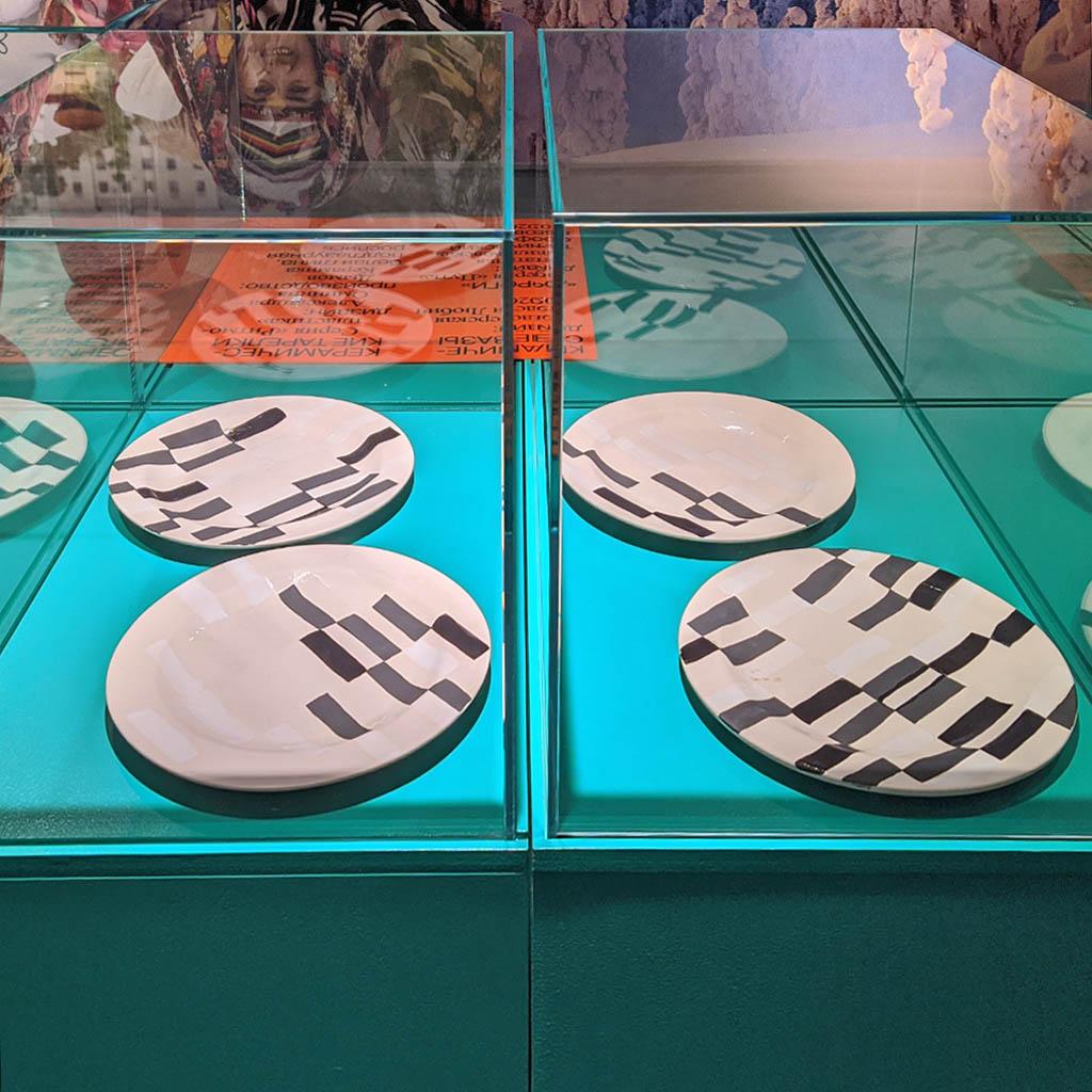 Керамические тарелки из серии «Ритмо-пластика». А. Оминина, Дымов. 2020