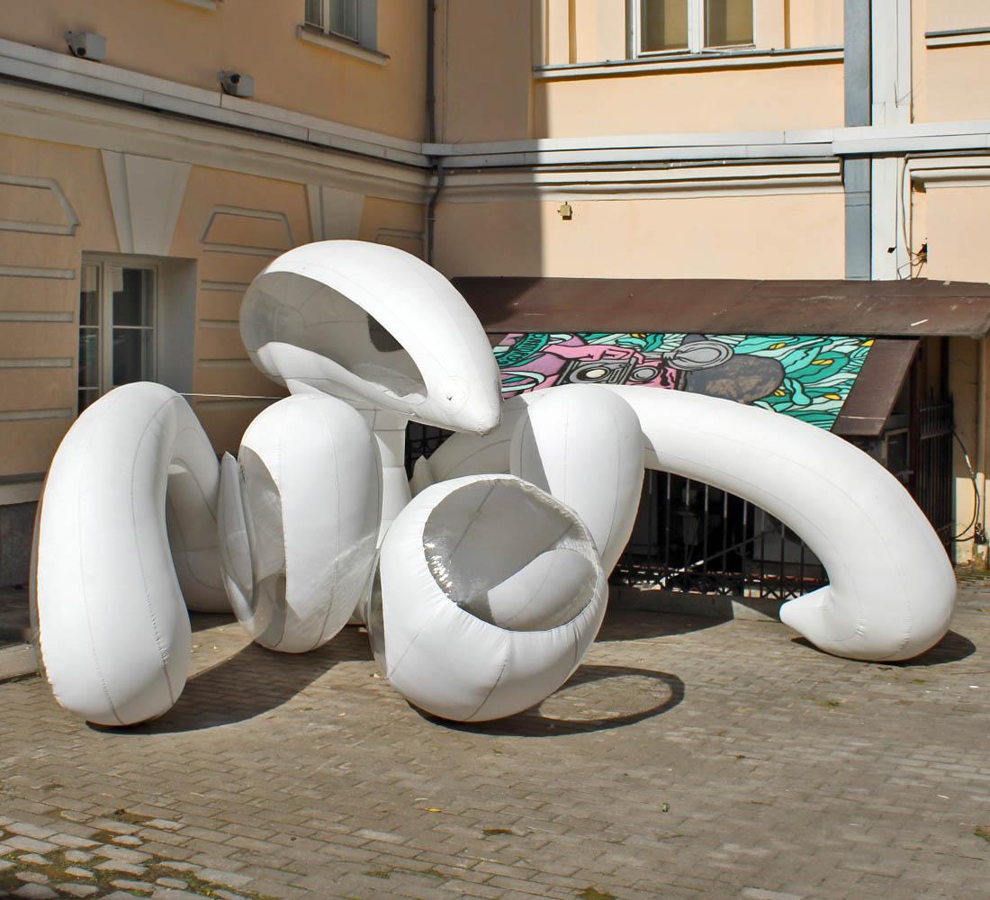 Саша Фролова. Надувная скульптура
