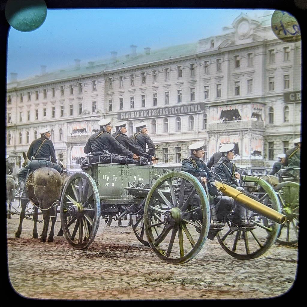 Карл Берггрен. Артиллерийская батарея на фоне Большой Московской гостиницы