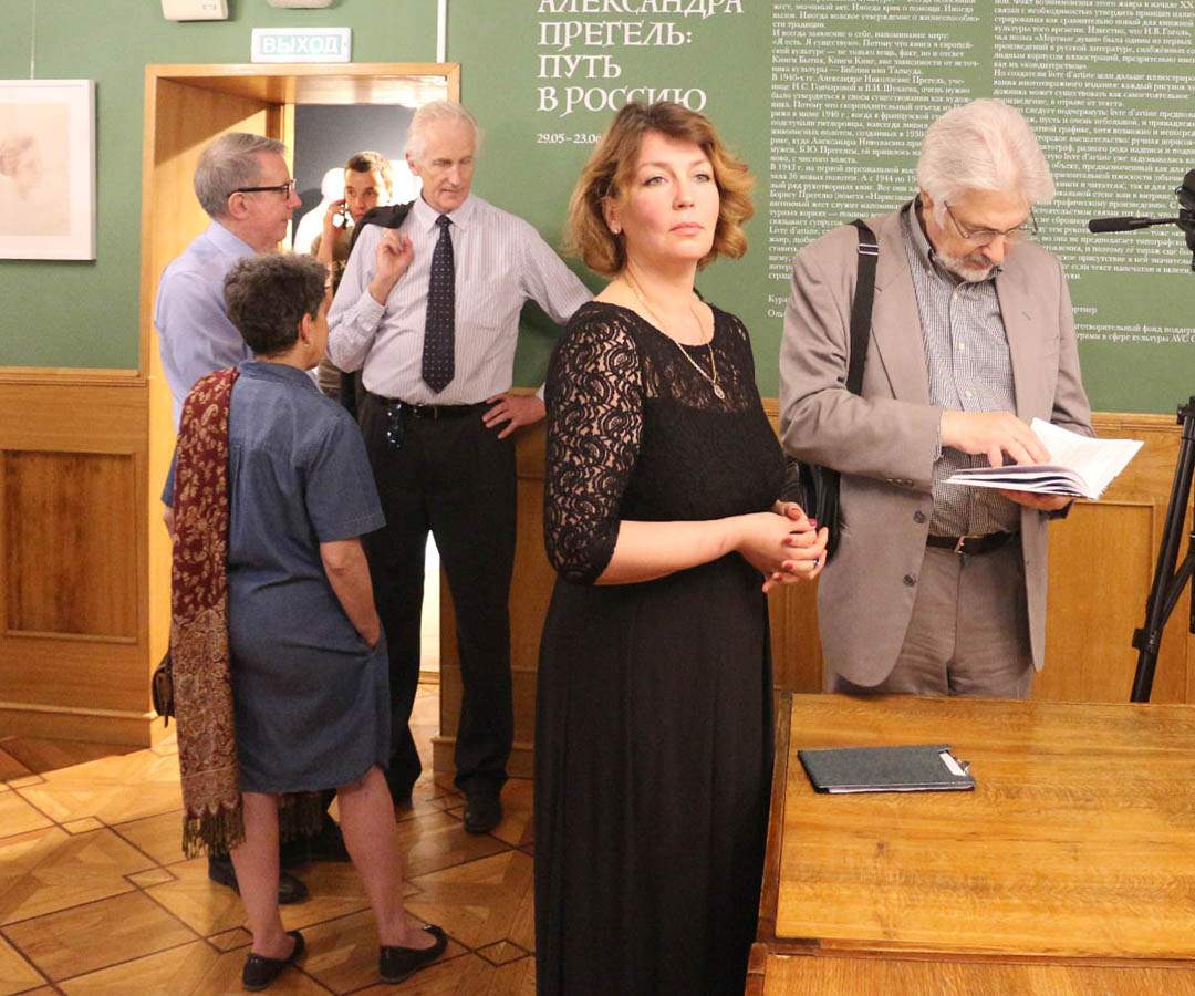 В зале выставки «Александра Прегель: Путь в Россию»