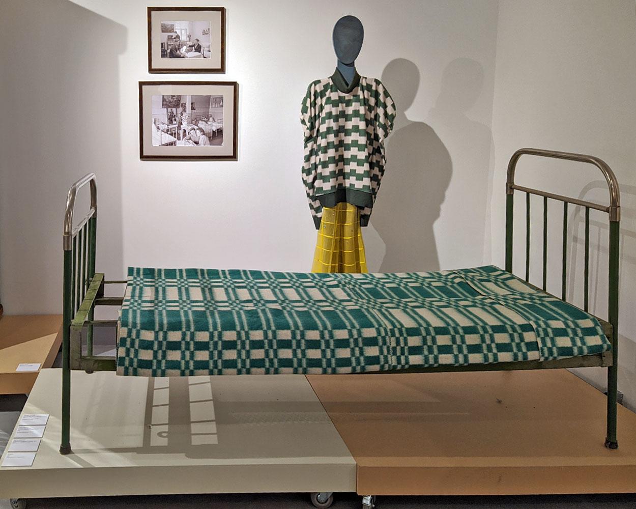 Кровать, 1940-е. Одеяло байковое, 1980-е. Юбка и свитшот Inshade, 2019