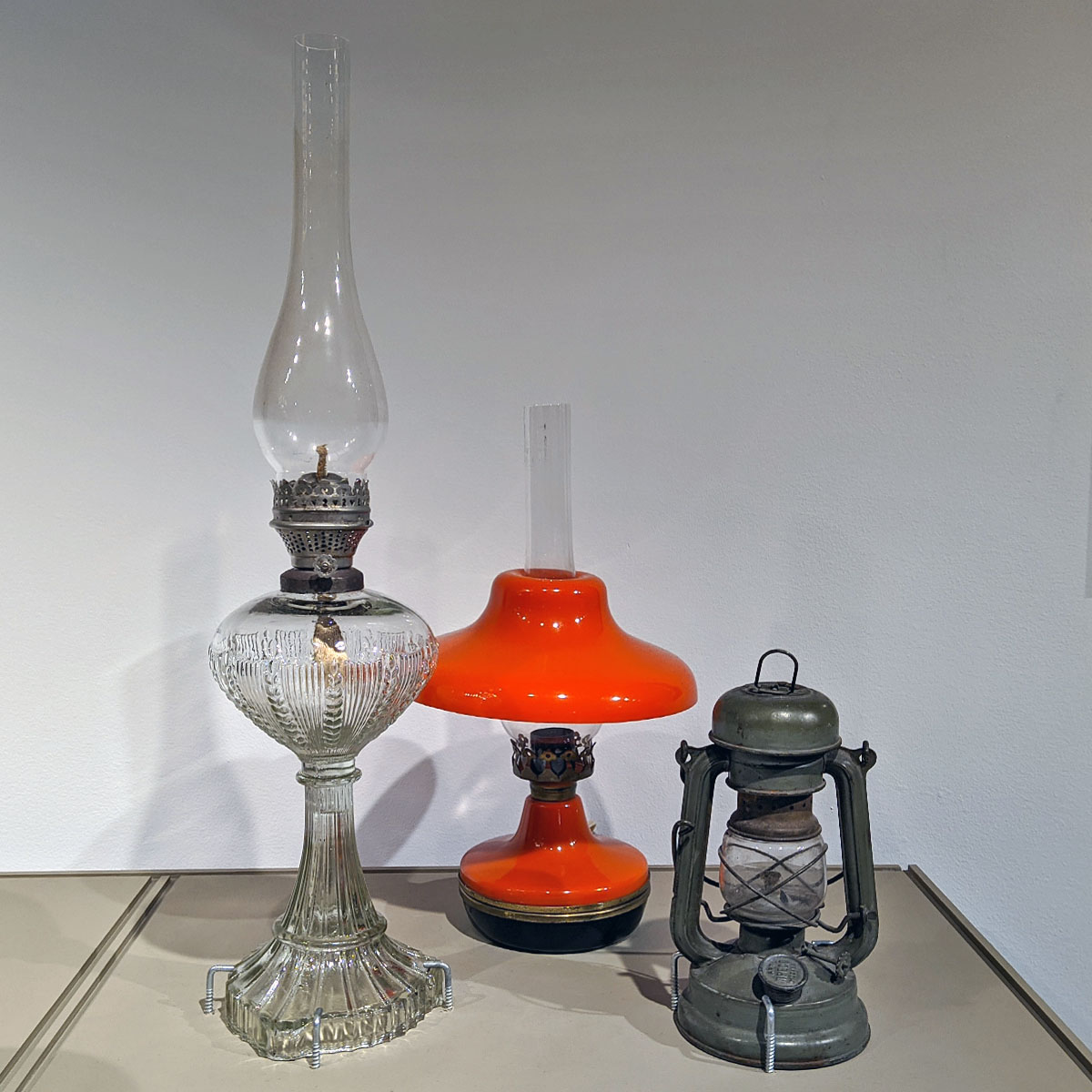 Электрическая (1960-е) и керосиновые лампы (1930-е)