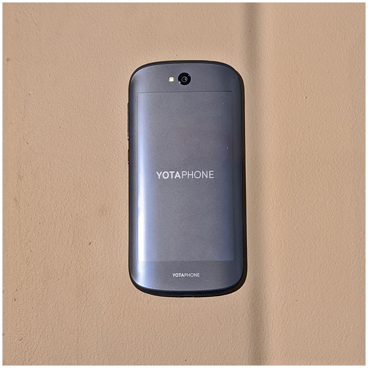 Смартфон с двумя экранами YotaPhone 2. 2014. Яндекс Музей