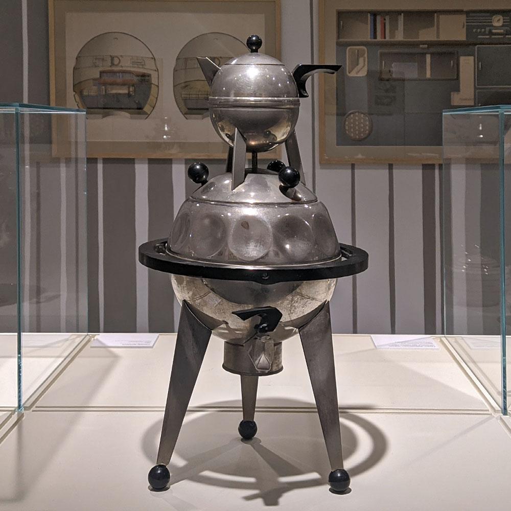 К. Собакин. Самовар электрический с чайником «Спутник». 1975