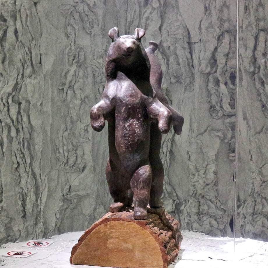 Василий Ватагин. Медведь, балансирующий на шаре. 1955