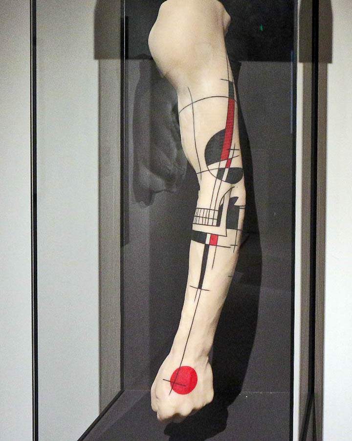 Ян Блэк. Татуировка на мужской руке. 2013