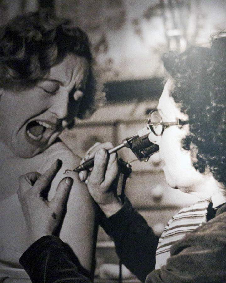 Хейвуд Мэги. Джесси Найт татуирует клиентку. 1955