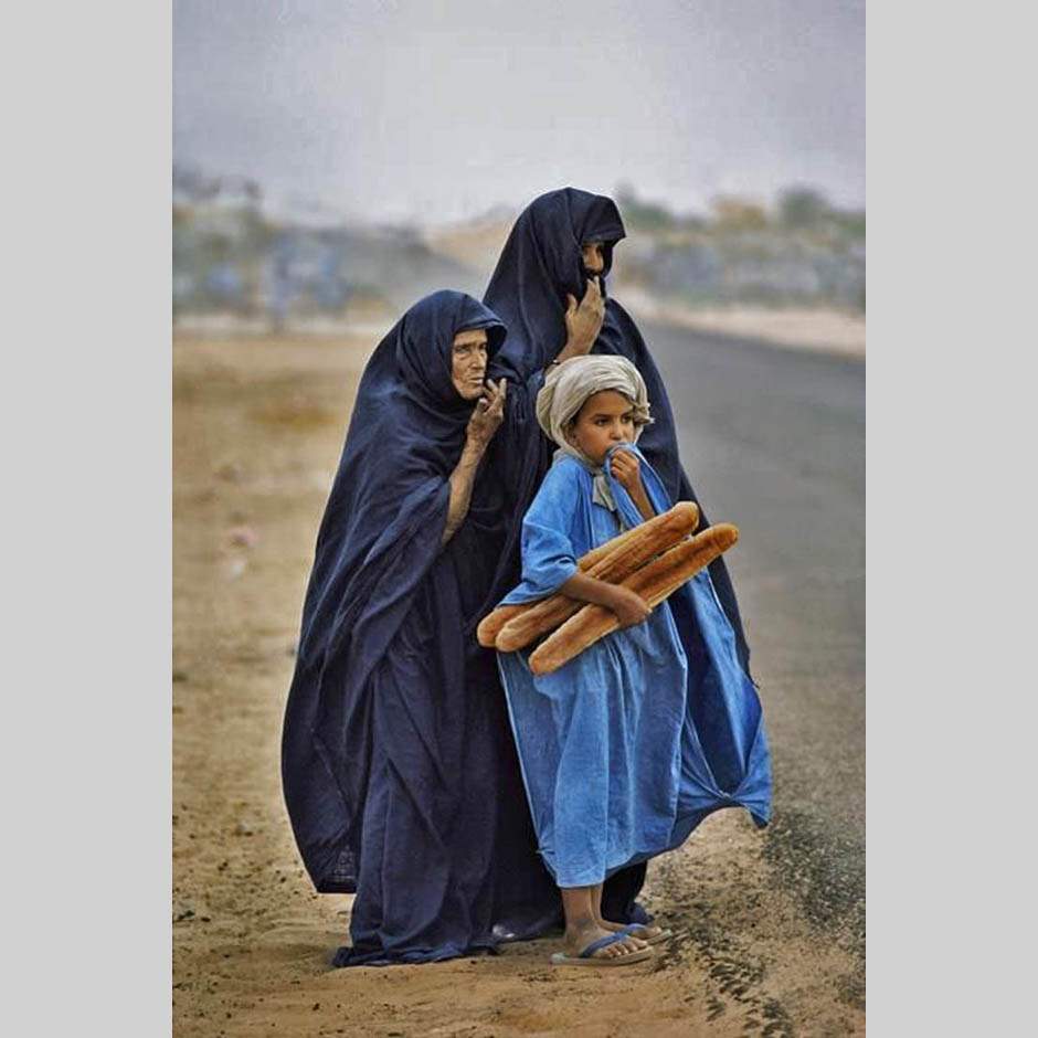 Стив МакКарри. Мальчик с мамой и бабушкой. Мавритания. 1986