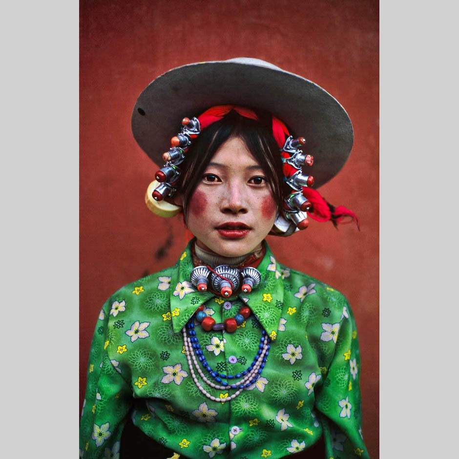 Стив МакКарри. Нарядная деревенская девочка. Тибет. 1999
