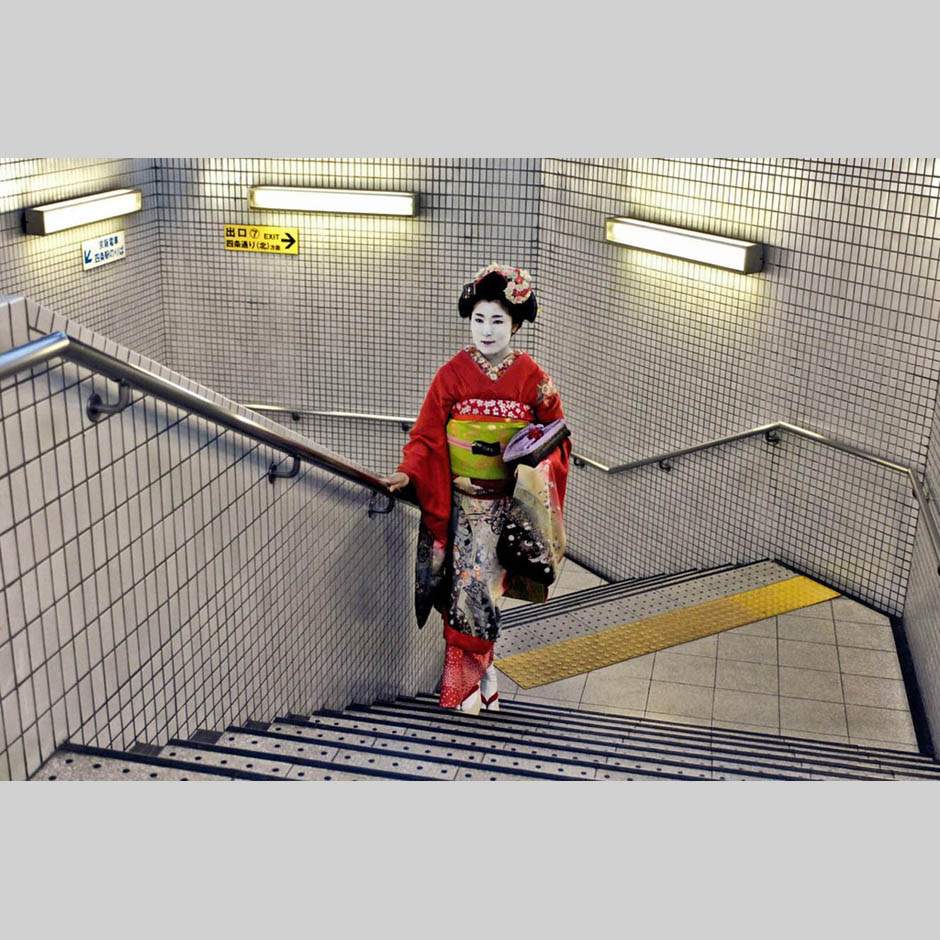 Стив МакКарри. Гейша в метро. Япония, 2007