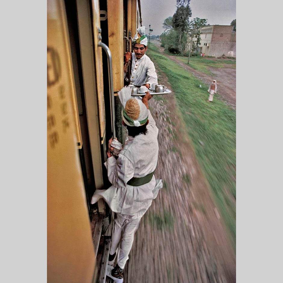 Стив МакКарри. Утренний чай на железной дороге. Пакистан. 1983