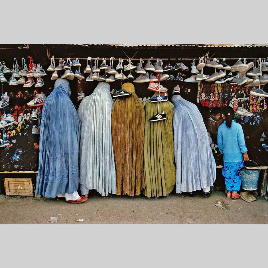 Стив МакКарри. Женщины в обувном магазине. Афганистан. 1992