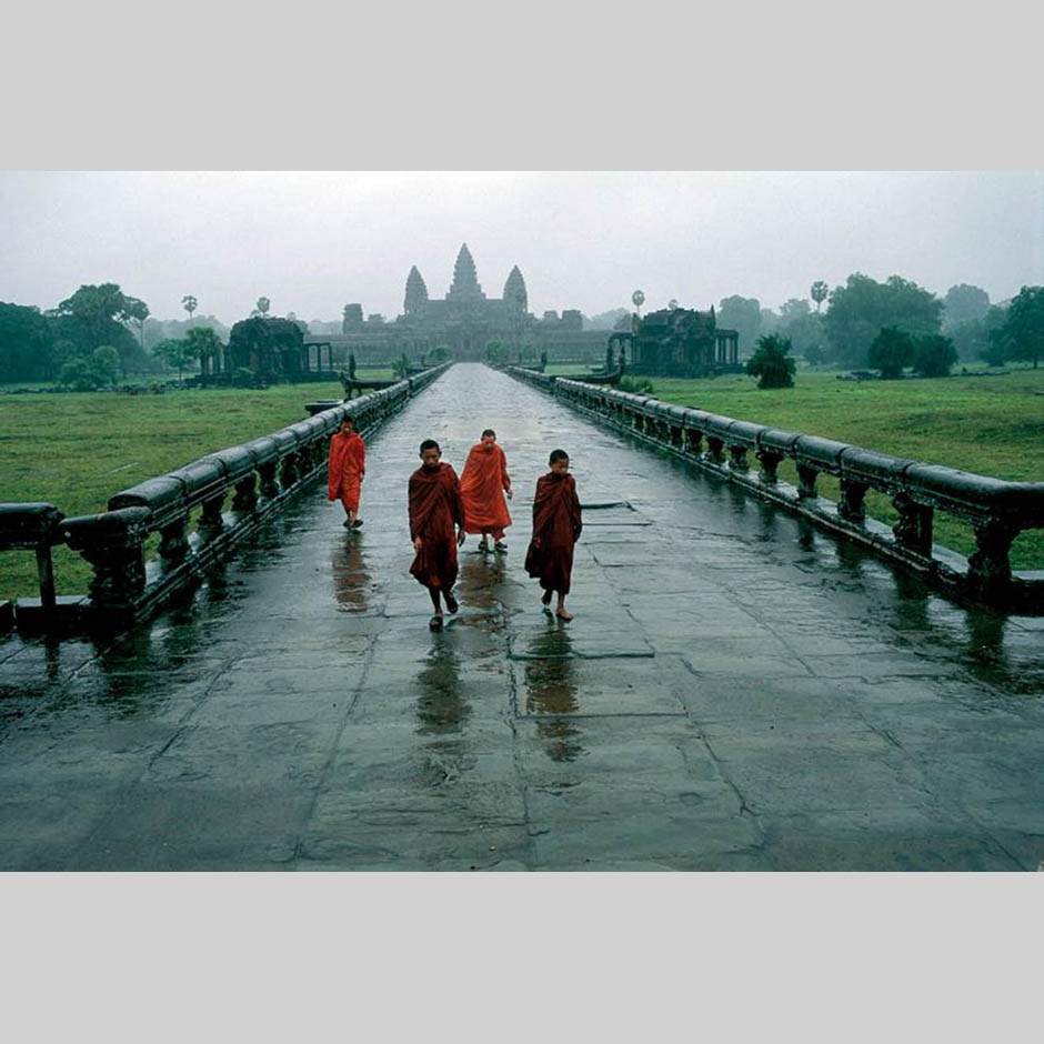 Стив МакКарри. Молодые монахи под дождем. Ангкор, Камбоджа. 1999