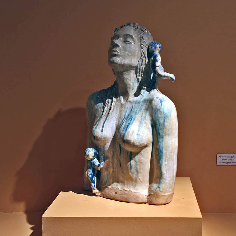 Крисс Гуэнцати Дубини. Бюст с цветами. 2002, терракота, глазурь, 40х25х65