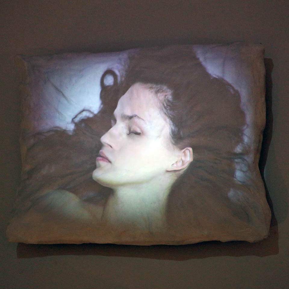 Йоко Оно. Подушка для сна. Водное событие. 1971/2019