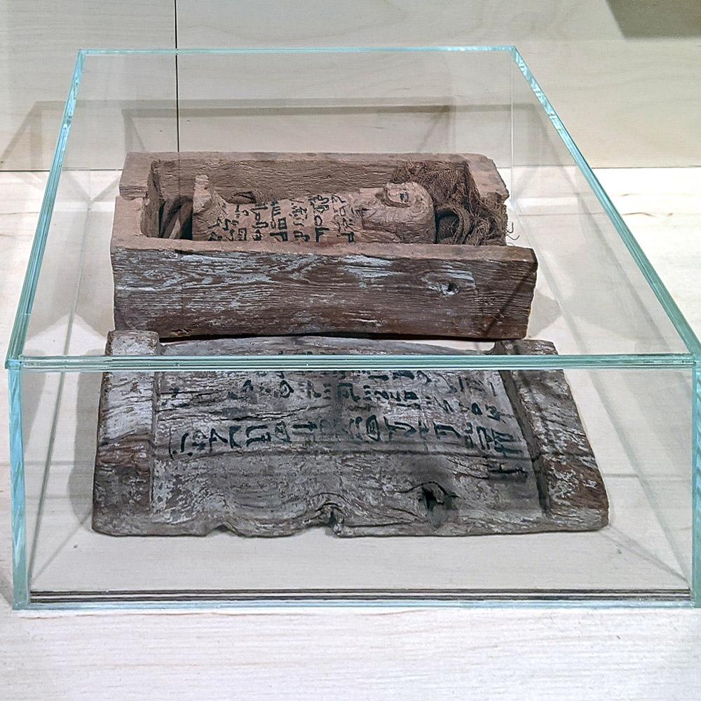 Египет. Ушебти в миниатюрном саркофаге. XVI в. до н.э.