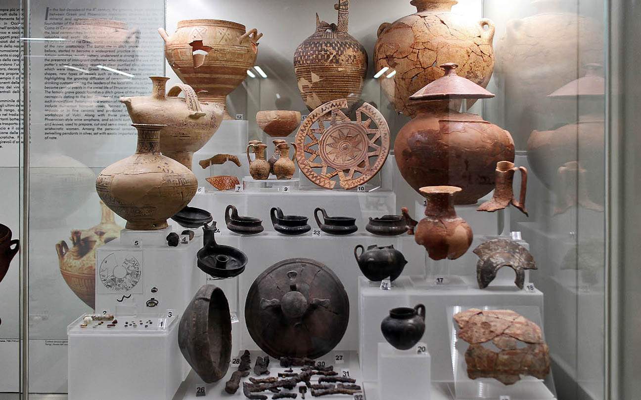 Предметы из захоронения бронзового века. Necropoli di Poggio. Maremma. 733-700 г. до н.э.