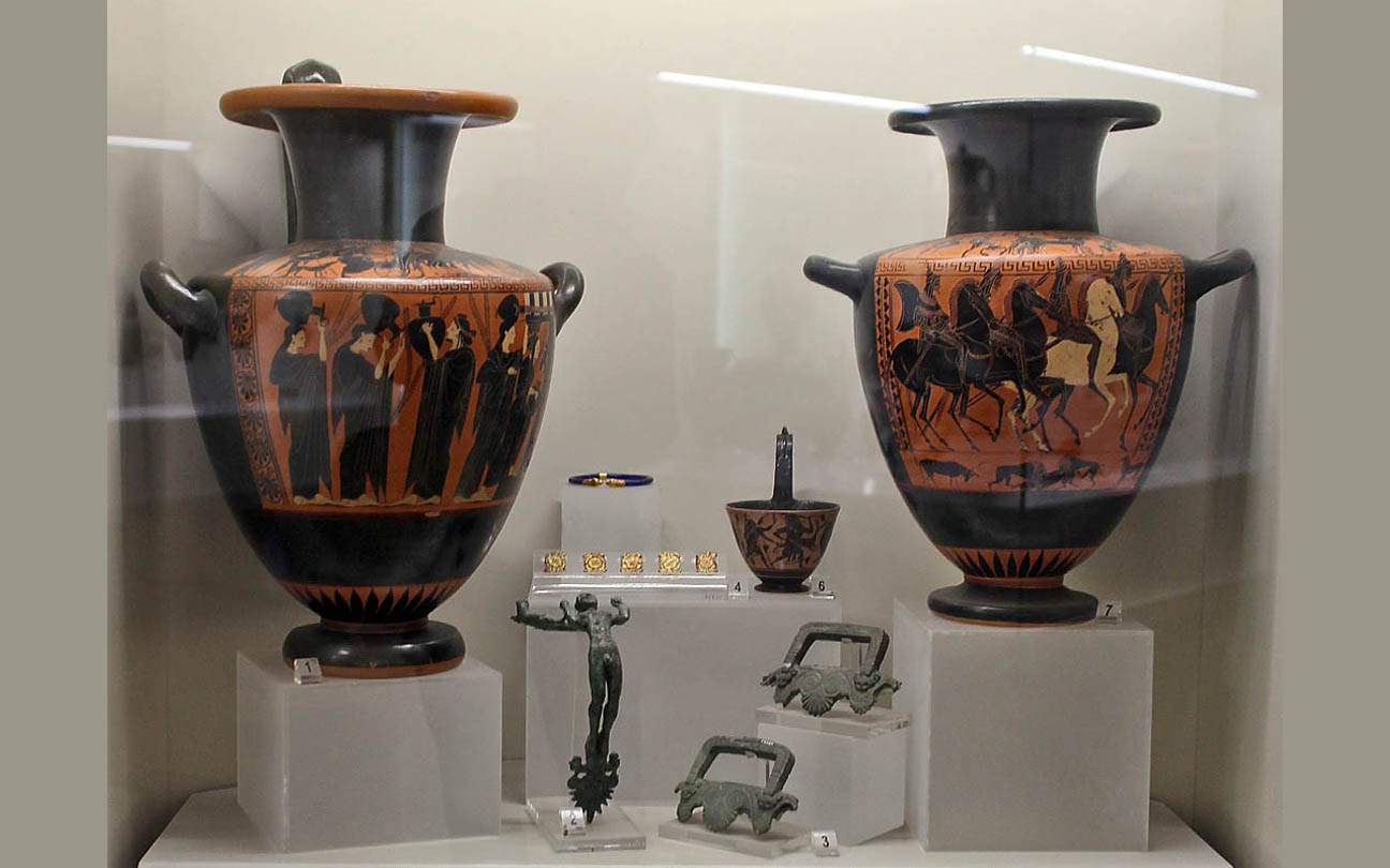 Украшения, бронзовые фигурки и чернофигурные вазы. Monte Aole. 520-510 г. до н.э.
