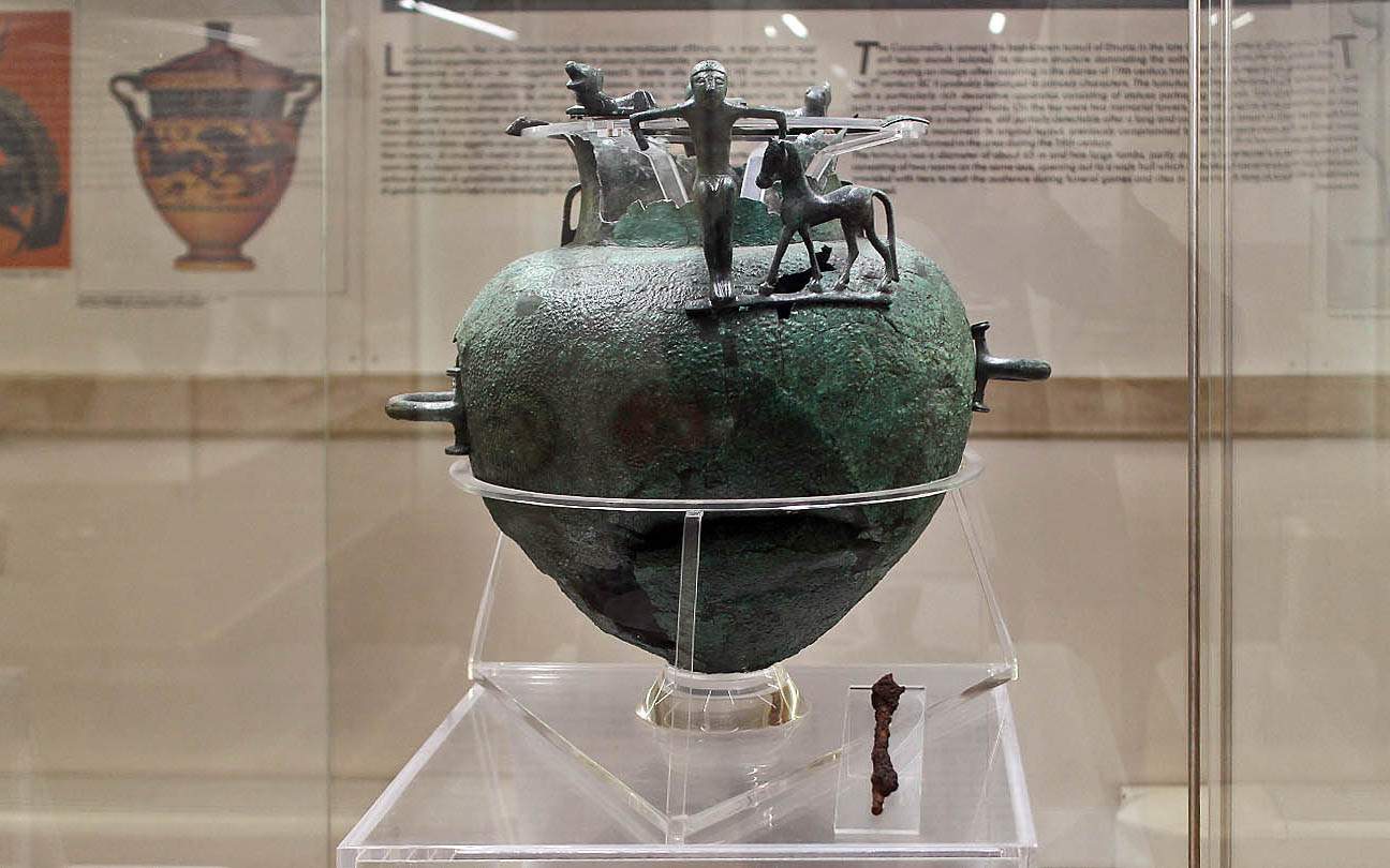 Бронзовая ваза. Necropoli della Cuccumella. 570-560 г. до н.э.