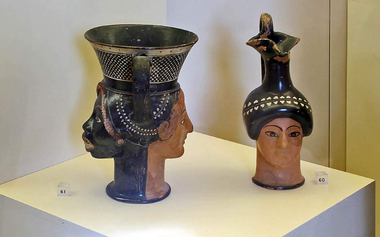 Этрусские сосуды в форме женских голов. Около 500 г. до н.э.
