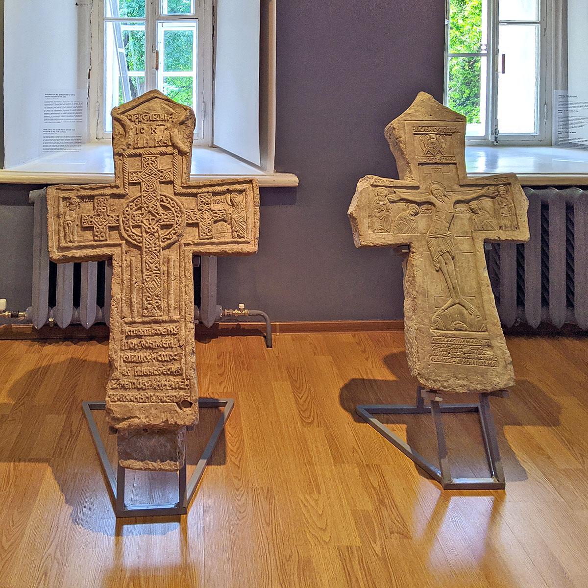 Кресты поклонные. 1512, 1528